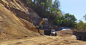 MOP continúa trabajos en la vía a Salto Dupí en la comarca NgnäbeBuglé