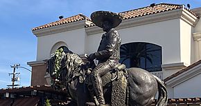 Develan una estatua de 37 metros en honor a Vicente Fernández