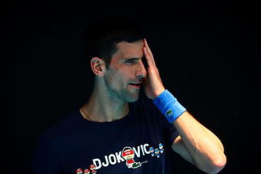 Captan al tenista serbio Novak Djokovic sin mascarilla en un avión tras ser deportado de Australia