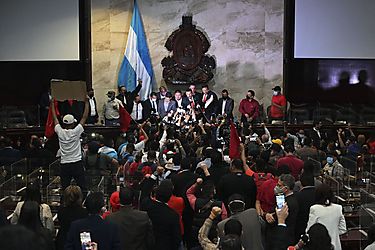 Congreso de Honduras inaugura legislatura entre golpes gritos y rebelión contra Castro
