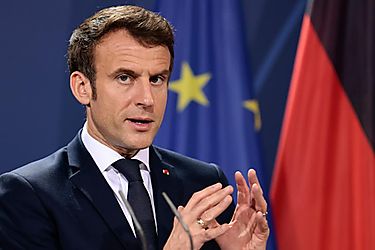 Emmanuel Macron defiende su impopular reforma de pensiones en cadena nacional