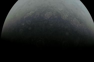 La sonda Juno de la NASA sobrevuela las cimas de las nubes de Júpiter a unos 210000 kilómetros por hora