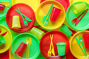 Desde hoy se prohíbe la comercialización de platos plásticos desechables