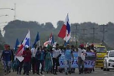 Marcha de docentes e indígenas llega a la Presidencia