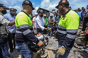Presidente inspecciona trabajos de reconstrucción y entrega de ayuda humanitaria en Wala