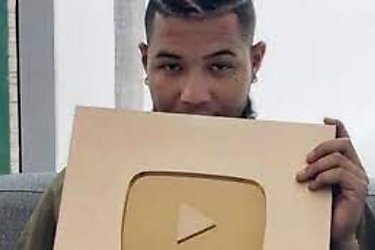 El Boza recibe placa de oro de YouTube