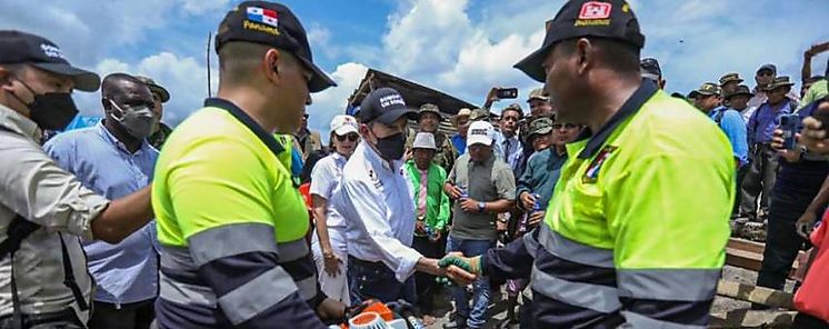 Presidente inspecciona trabajos de reconstruccin y entrega de ayuda humanitaria en Wala