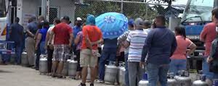 Tras cierres chiricanos y Bocatoreos hacen fila para comprar tanque de gas